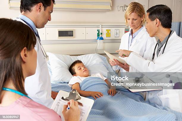 Médicos Visitando Paciente Criança Equipa - Fotografias de stock e mais imagens de Pediatra - Pediatra, Criança, Hospital