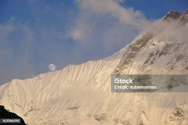 Lua Sobre Himalaya - Fotografias de stock e mais imagens de Ao Ar Livre - Ao Ar Livre, Fotografia - Imagem, Frio