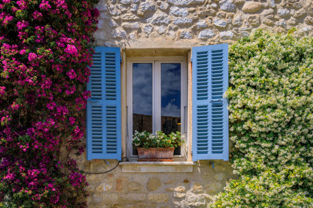 bougainvilia e gelsomino su una vecchia finestra, saint paul de vence, sud della francia - old stone house foto e immagini stock