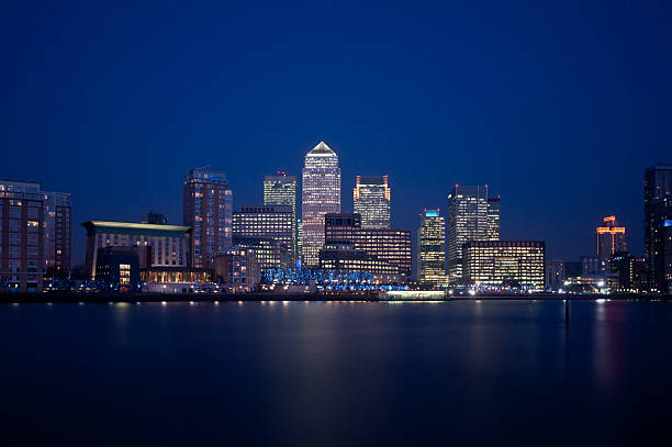 distrito financeiro de londres à noite skyline de 2013 - london england canary wharf skyline cityscape imagens e fotografias de stock