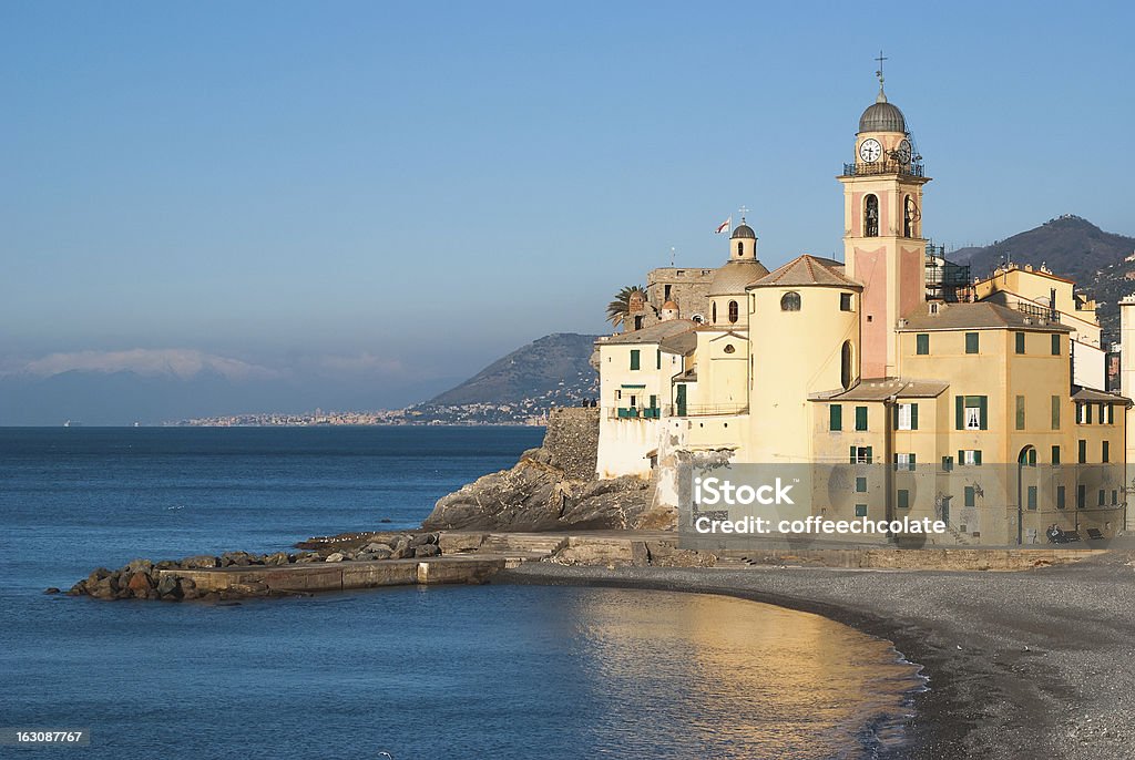 教会と城の近くの村の Camogli ダービー（イタリア） - イタリアのロイヤリティフリーストックフォト