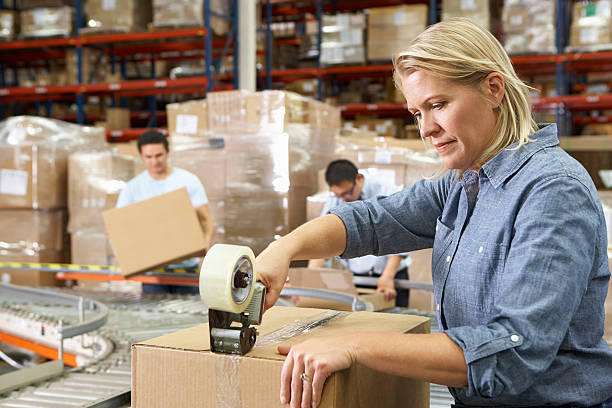 trabalhadores no armazém de distribuição - packaging packing adhesive tape box imagens e fotografias de stock