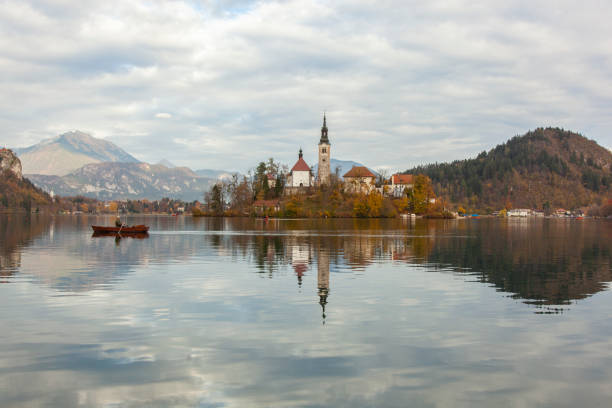 bleder see und triglav-nationalpark in den julischen alpen, herbst in slowenien, radovljica bled, slowenien - julian alps mountain lake reflection stock-fotos und bilder