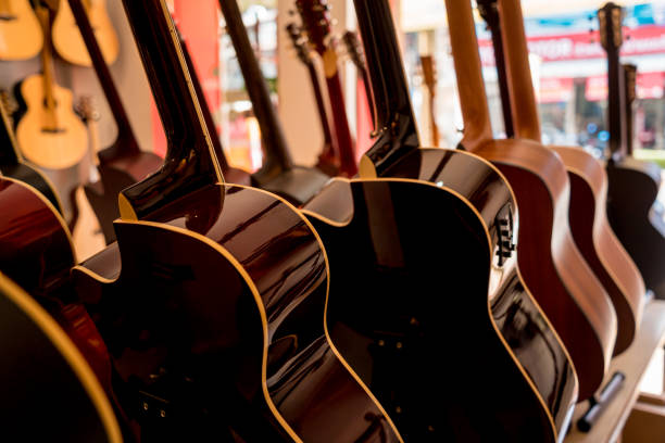 ミュージックショップのクラシックギターの多くの列 - 16323 ストックフォトと画像