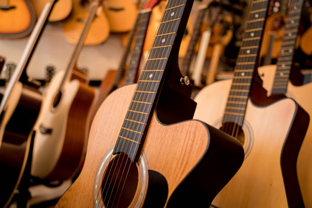 viele reihen klassischer gitarren im musikalienladen - 16286 stock-fotos und bilder