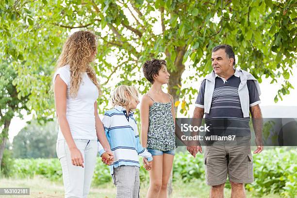 Glücklich Dreigenerationenfamilie Im Freien Stockfoto und mehr Bilder von Familie - Familie, Fotografie, Horizontal