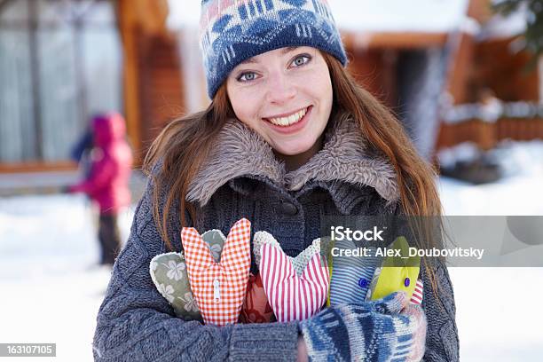 El Invierno Chica Con Corazón Formas Al Aire Libre Foto de stock y más banco de imágenes de Abrazar