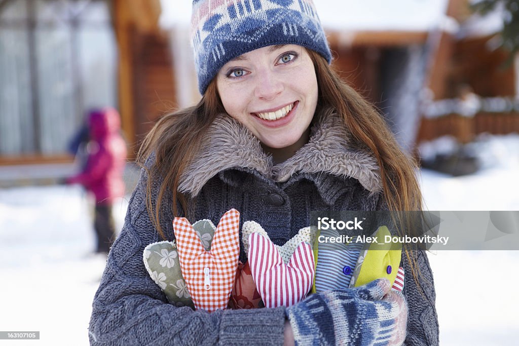 Inverno.  Ragazza con un cuore forma all'aperto. - Foto stock royalty-free di Abbigliamento