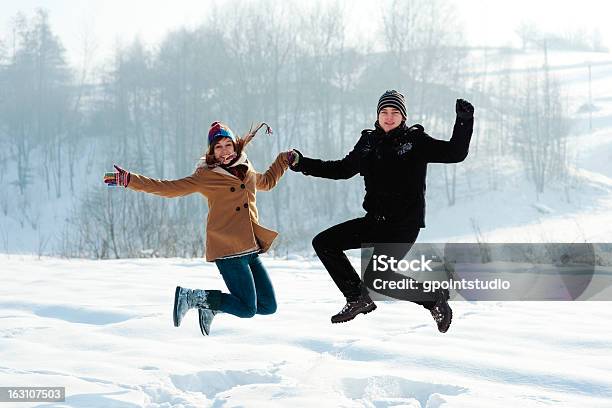 冬の楽しみ屋外でのジャンプ若いカップル - 2人のストックフォトや画像を多数ご用意 - 2人, アクティブライフスタイル, エンタメ総合