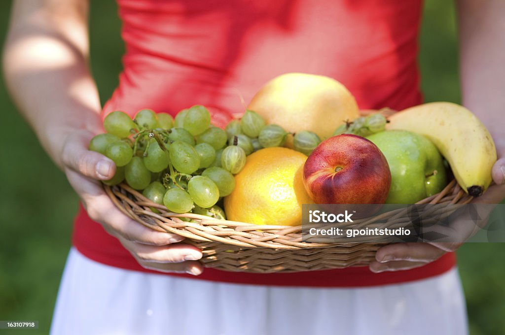 Frutas frescas en cesta - Foto de stock de Adulto libre de derechos