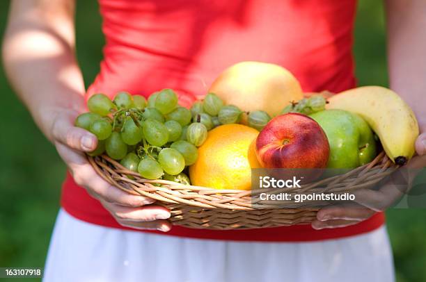 Frutas Frescas En Cesta Foto de stock y más banco de imágenes de Adulto - Adulto, Adulto joven, Agarrar