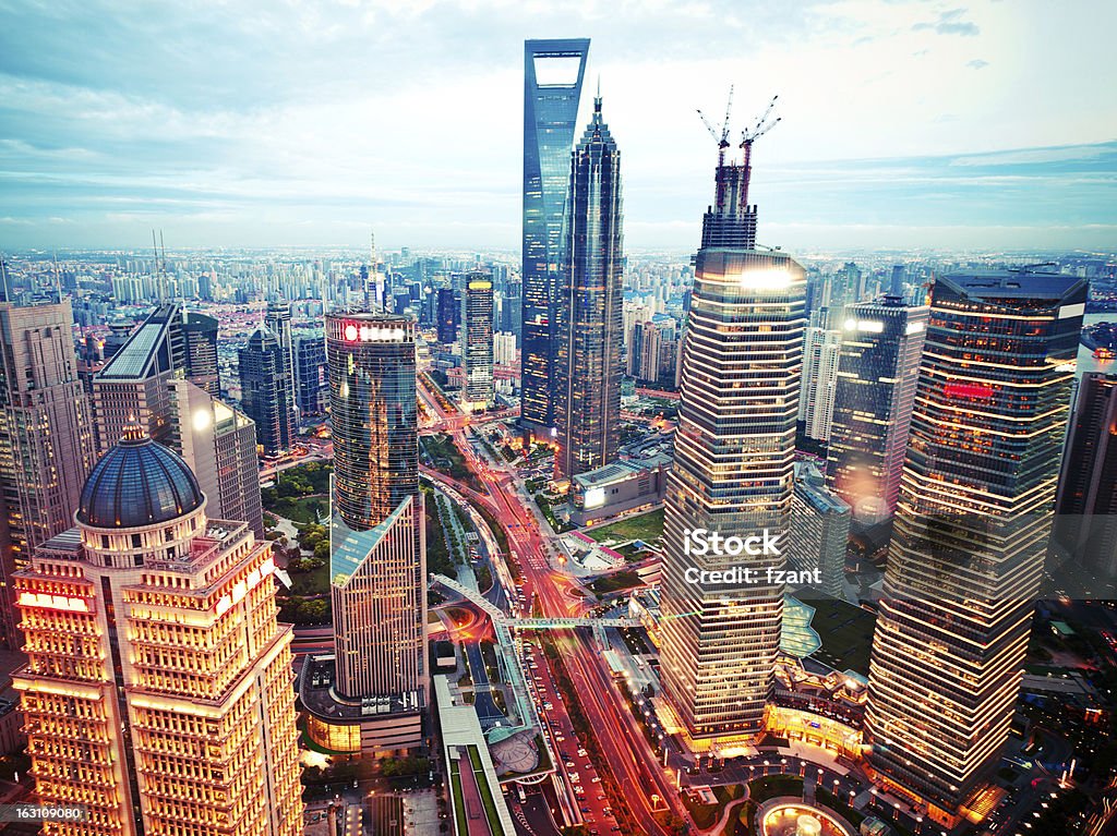 Horizonte de Xangai à noite - Foto de stock de Shanghai World Financial Center royalty-free