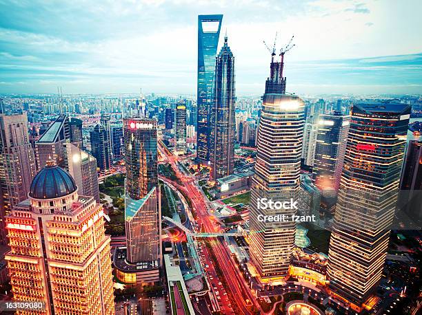 Foto de Horizonte De Xangai À Noite e mais fotos de stock de Shanghai World Financial Center - Shanghai World Financial Center, Apartamento, Arquitetura
