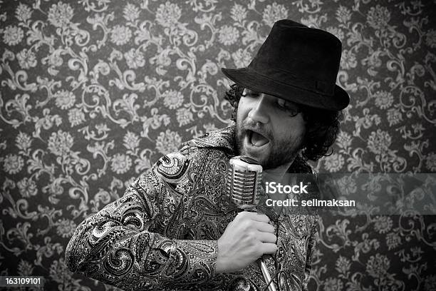 Foto de 1970 Estrela Do Rock Cantando Em Um Microfone Antigo e mais fotos de stock de 1970-1979