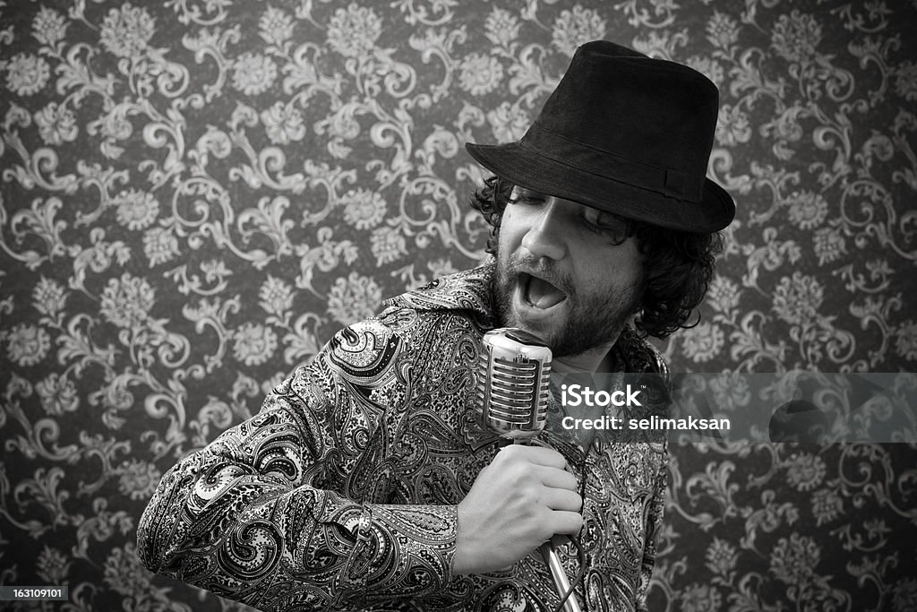 Seventies рок-звезда Петь в микрофон old fashioned - Стоковые фото 1970-1979 роялти-фри