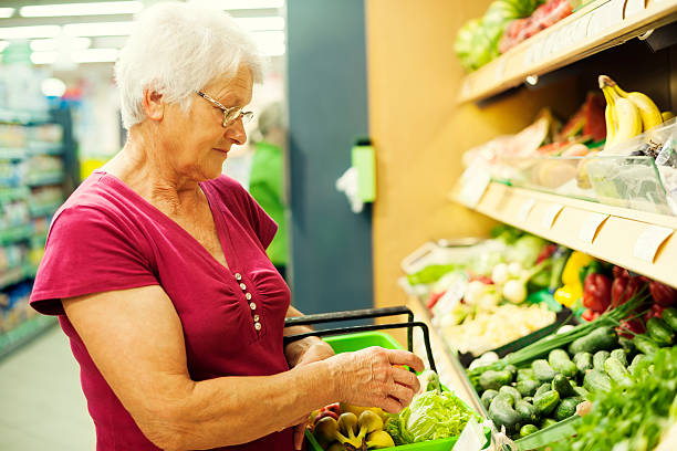 starszy kobieta w supermarkecie - healthy eating profile tropical fruit fruit zdjęcia i obrazy z banku zdjęć