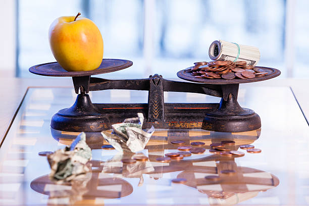 un antico scala di peso con mele di monete e banconote. - soft focus defocused photographic effects tax foto e immagini stock