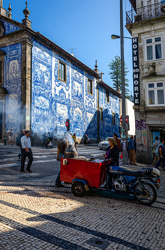 Octubre 2013. Sale in the street of the city of Porto. Portugal.