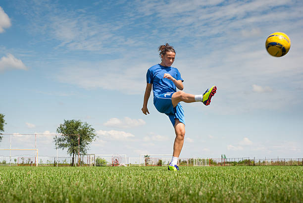 여자아이 발길질 축구공 - soccer shoe soccer player kicking soccer field 뉴스 사진 이미지