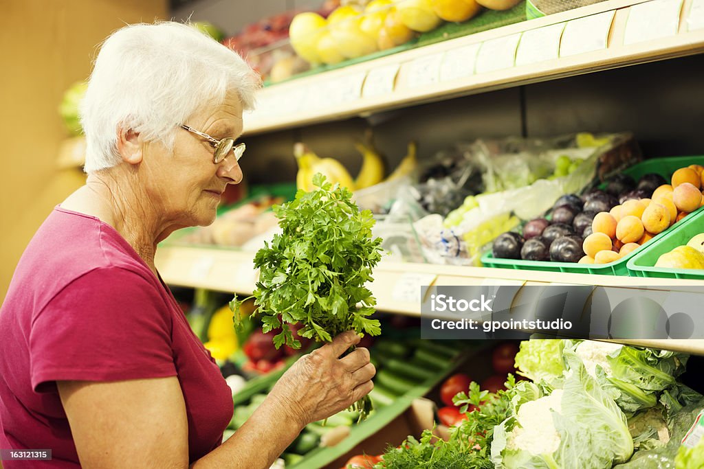 高齢者の女性のスーパーマー�ケット - シニア世代のロイヤリティフリーストックフォト