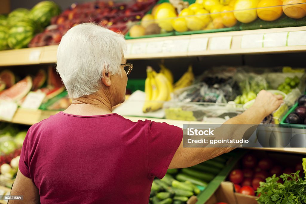 Senior mujer en el supermercado - Foto de stock de Tercera edad libre de derechos