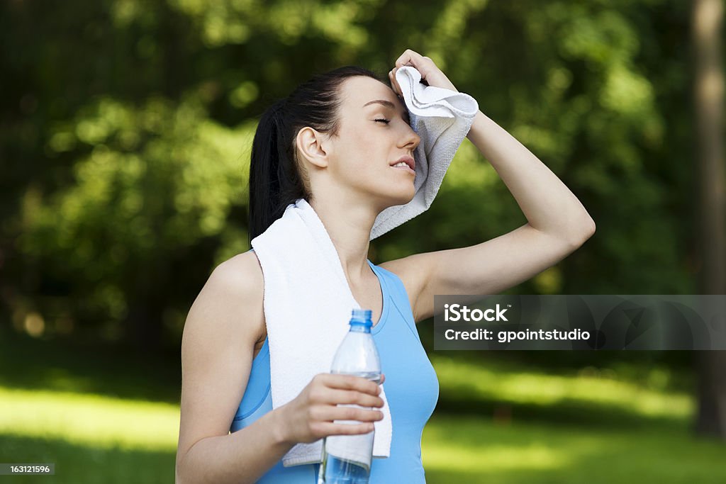 Mulher cansada depois da corrida - Foto de stock de Cansado royalty-free