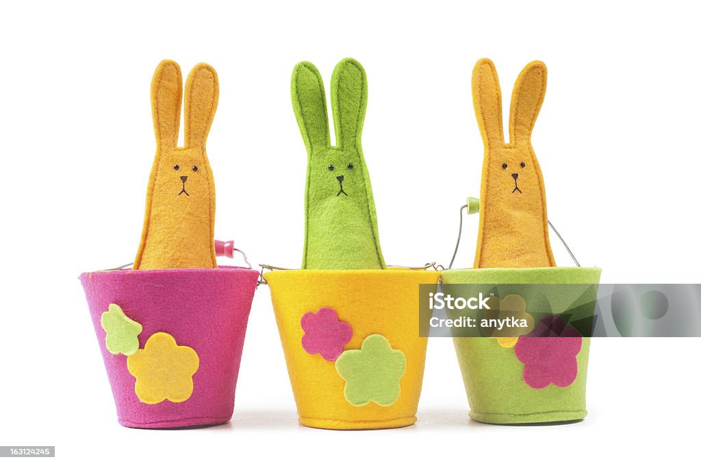 Multicolored bunnies Páscoa sentado na linha - Royalty-free Amarelo Foto de stock