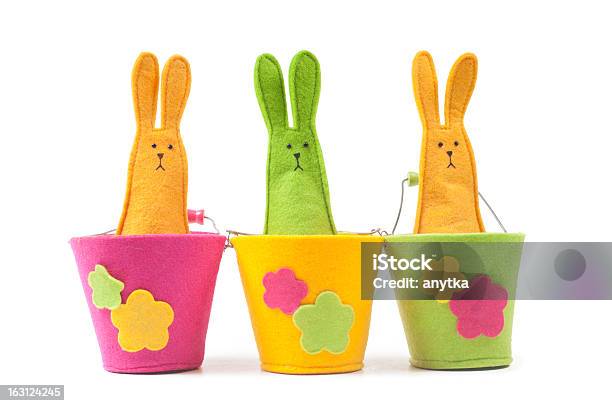 Multicolored Bunnies Páscoa Sentado Na Linha - Fotografias de stock e mais imagens de Amarelo - Amarelo, Brinquedo, Coelhinho da Páscoa