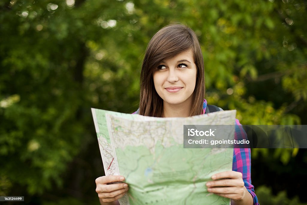 Bela jovem segurando um mapa - Royalty-free 20-24 Anos Foto de stock