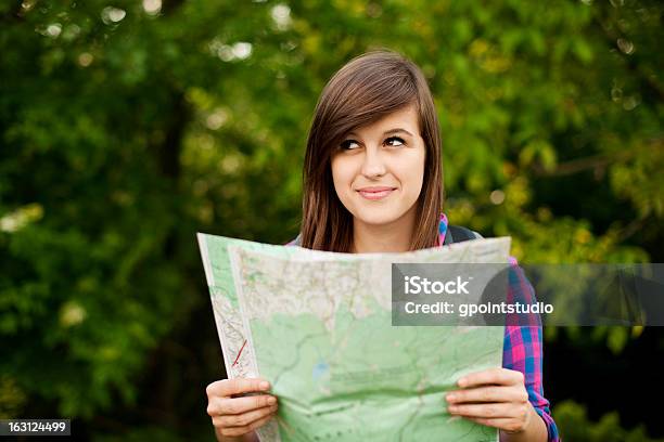 Bela Jovem Segurando Um Mapa - Fotografias de stock e mais imagens de 20-24 Anos - 20-24 Anos, 20-29 Anos, Admirar a Vista