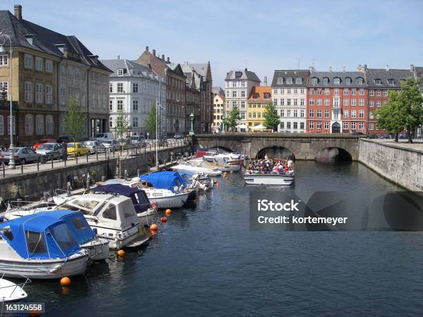 Canal En El Centro De La Ciudad De Copenhague Foto de stock y más banco de imágenes de Agua - Agua, Canal - Corriente de agua, Casa