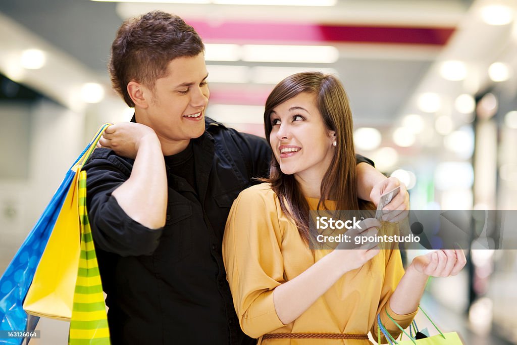 Jovem casal fazendo compras - Foto de stock de Abraçar royalty-free