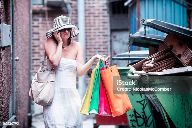 Shorts Baffled Perso Shopper Chiamate Per Assistenza Nella Spazzatura Delle Barre - Fotografie stock e altre immagini di Antigienico