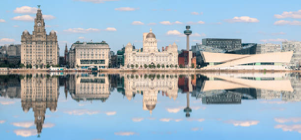 kultowe panoramiczne ujęcie panoramy three graces liverpool przedstawiające budynek royal liver, budynek cunard i budynek portu w liverpoolu odbite w wodach rzeki mersey - charyty zdjęcia i obrazy z banku zdjęć