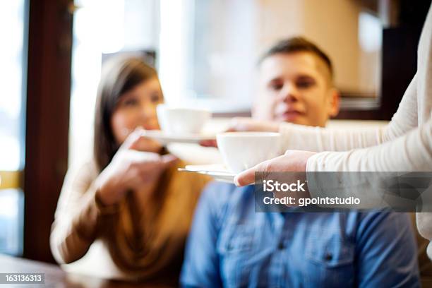 Giovane Coppia In Un Ristorante - Fotografie stock e altre immagini di Passare - Passare, Tè - Bevanda calda, Amicizia