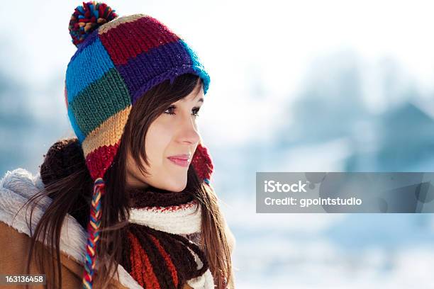 Ritratto Di Inverno - Fotografie stock e altre immagini di Donne - Donne, Inverno, Sole