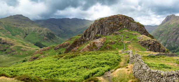 vista de langdale pices y side pike, inglaterra - langdale pikes panoramic english lake district cumbria fotografías e imágenes de stock