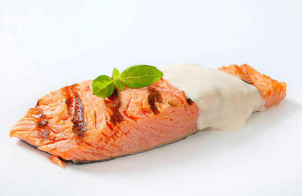 filete de salmón con mayonesa y vestidor - baked salmon fotografías e imágenes de stock