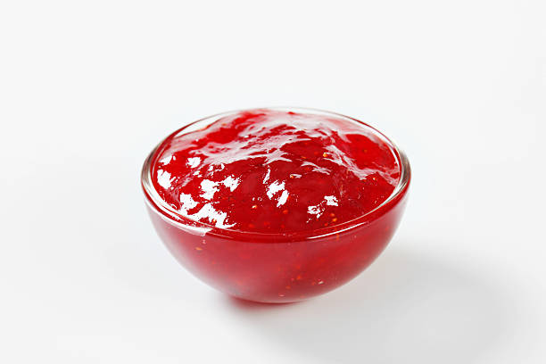 strawberry jam in ein glass bowl - konfitüre stock-fotos und bilder