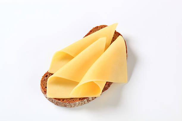 pain avec fromage - yellow cheese thin portion photos et images de collection