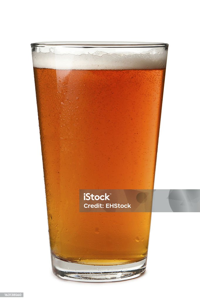 Vaso de una pinta de cerveza aislado sobre fondo blanco - Foto de stock de Vaso de una pinta libre de derechos