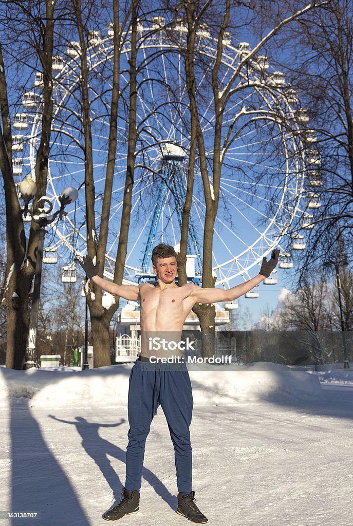 Bare-chested jovem atleta Posando no Gelo - Royalty-free Adulto Foto de stock