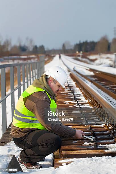 Trabalhador Comboio Na Ponte Ferroviária - Fotografias de stock e mais imagens de Adulto - Adulto, Ao Ar Livre, Capacete
