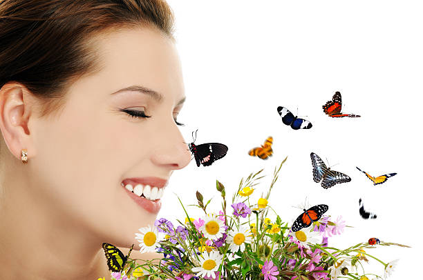 여자아이, 꽃 및 나비 - women butterfly creativity flying 뉴스 사진 이미지