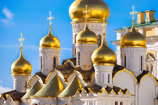 golden cupole della chiesa russa - gold dome foto e immagini stock