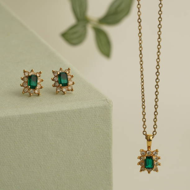 グリーンエメラルドとホワイトダイヤモンドネックレスイヤリングセット - gold jewelry necklace locket ストックフォトと画像