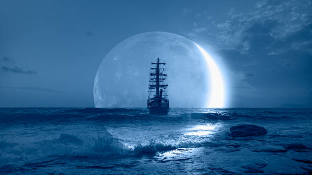 żeglowanie starym statkiem na morzu burzowym z półksiężycem, burzliwymi chmurami w tle - ship storm thunderstorm water zdjęcia i obrazy z banku zdjęć