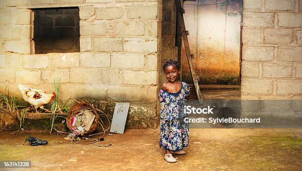 Negro Niña Africana En Casa Foto de stock y más banco de imágenes de África - África, Niño, Casa