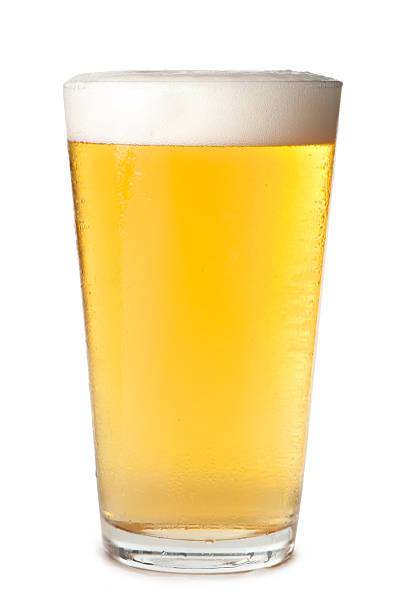 vaso de una pinta de cerveza aislado sobre fondo blanco - cerveza lager fotografías e imágenes de stock