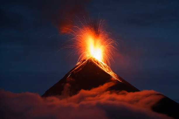 вулкан огненный вулкан - jara стоковые фото и изображения
